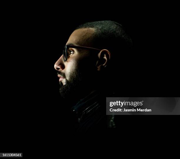 young man portrait on black background - black white business poeple portraits dark stock-fotos und bilder