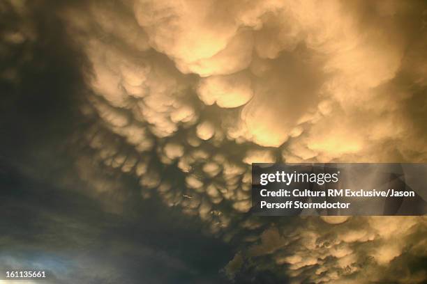 mammatus clouds in stormy sky - ogallala stock-fotos und bilder