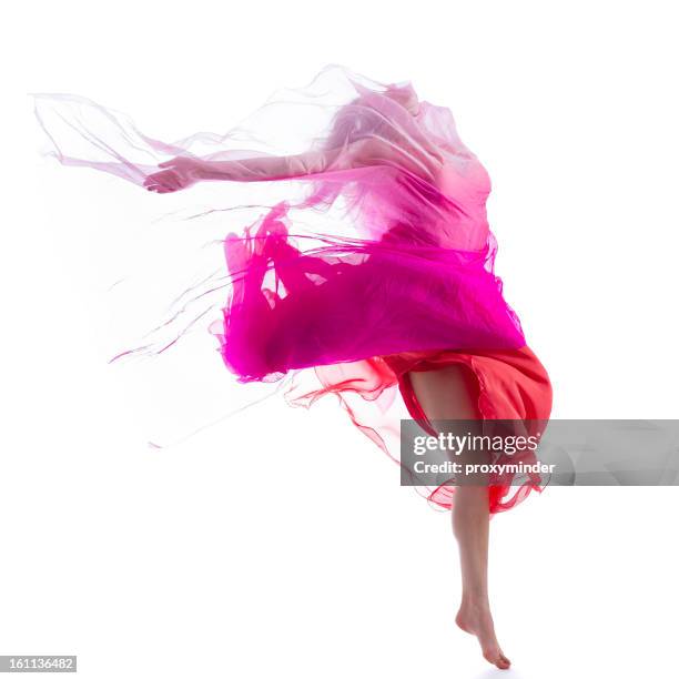 danseur de sauter sur fond blanc avec tissu rose - red dress photos et images de collection