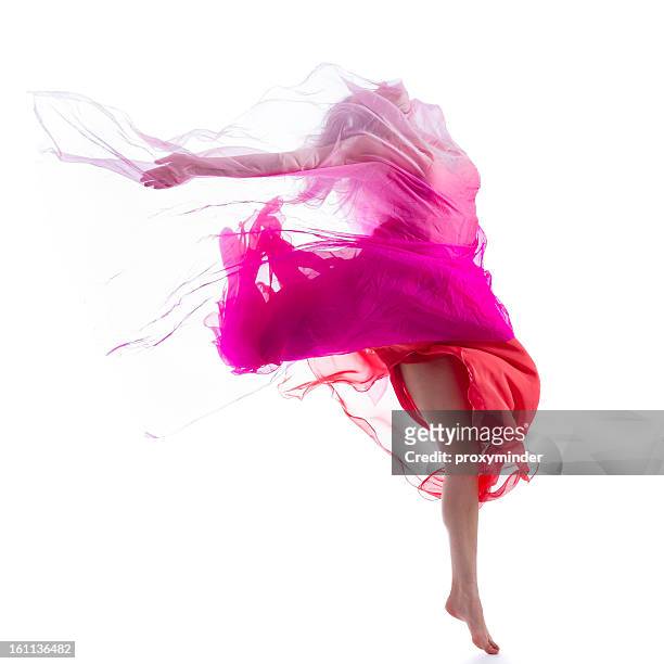 ballerino saltare su sfondo bianco con tessuto rosa - stoffe movimento foto e immagini stock
