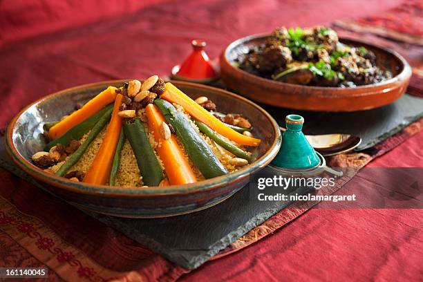 cuscús vegetales y carne tajín - cultura marroquí fotografías e imágenes de stock