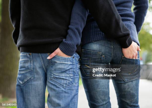 hand in pocket - pat on the back stockfoto's en -beelden