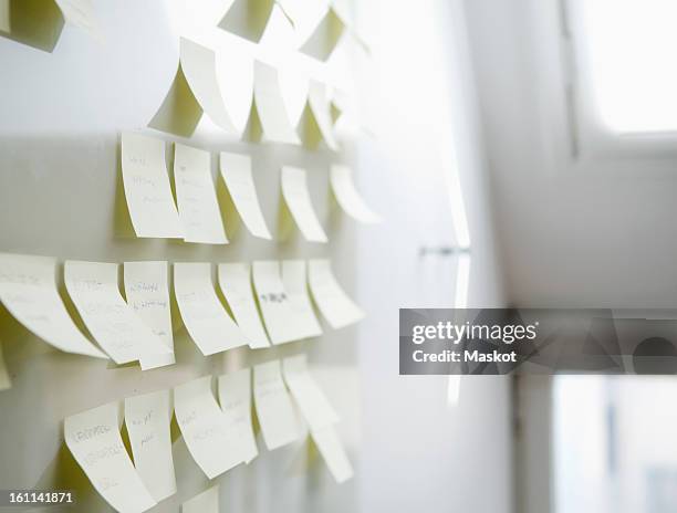 Discussion Post Its Whiteboard Post Its Fotografías e imágenes de stock - Getty Images