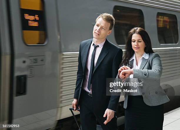 two people by the train - bahnreisender stock-fotos und bilder