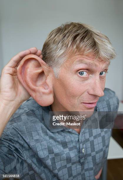 man with big ear - ear stockfoto's en -beelden
