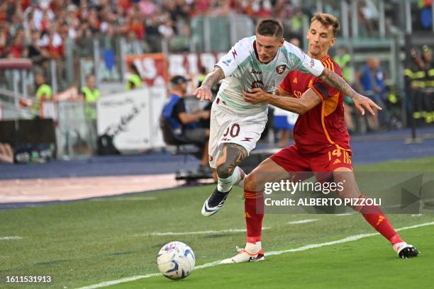 Salernitana's Italian midfielder Pasquale Mazzocchi fights for the ball with Roma's Spanish defender Diego Llorente during the Italian Serie A...