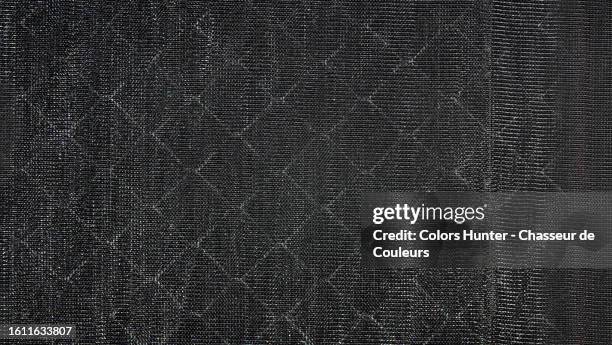 close-up of a black fabric on a wire mesh fence in manhattan, new york state, united states - valla de alambre fotografías e imágenes de stock