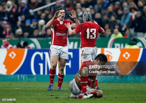 George North of Wales celebrates victory with Jonathan Davies during the RBS Six Nations match between France and Wales at Stade de France on...