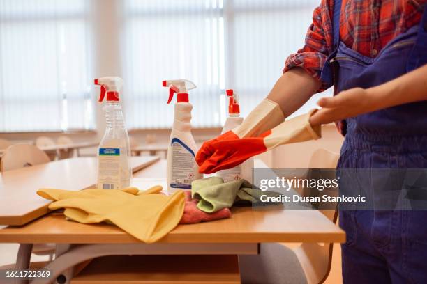 disinfects the high school classroom - janitorial services stockfoto's en -beelden