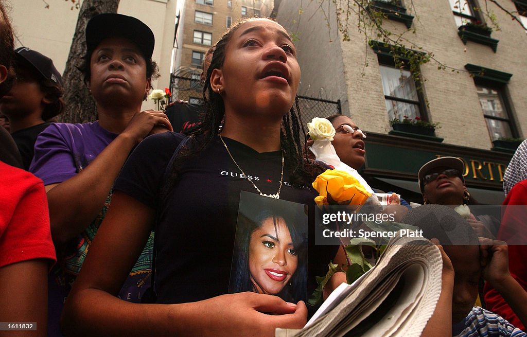 Fans mourn the death of R&B singer Aaliyah during the funeral service