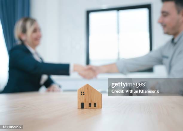 home model, customer agree with real estate agency for contract in real estate agency - agentur stock-fotos und bilder