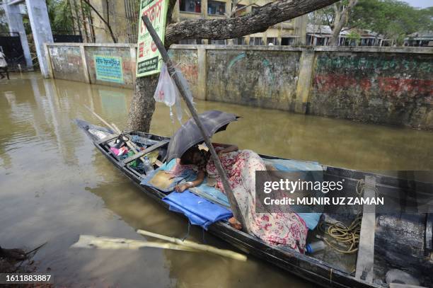 Bangladeshi diarrhea patient is taken to hospital in the Koyra area on the outskirts of Khulna, some 400 kms from Dhaka on June 1, 2009. Bangladesh...