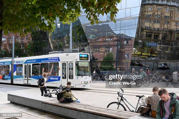 moderne architektur der universitätsbibliothek freiburg im breisgau im hintergrund eine straßenbahn der linie 5. - freiburg im breisgau stock-fotos und bilder