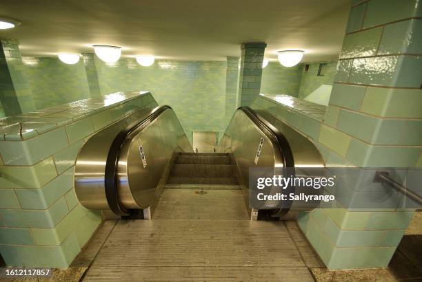 berlin u-bahn subway station - u bahn stock pictures, royalty-free photos & images