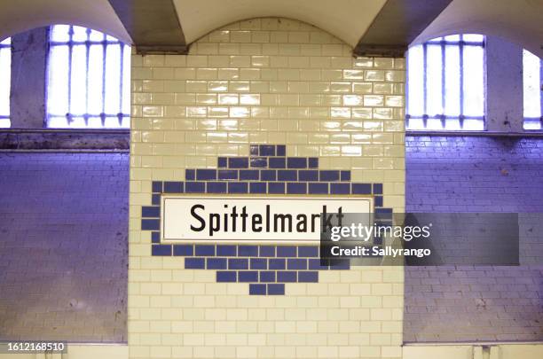 berlin u-bahn subway station - u bahn stock pictures, royalty-free photos & images