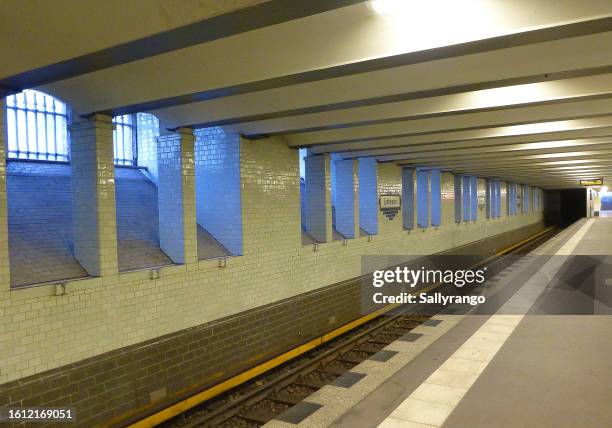 berlin u-bahn subway station - u bahn stock pictures, royalty-free photos & images