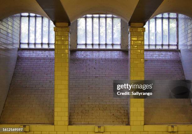 berlin u-bahn subway station - u bahn stock pictures, royalty-free photos & images