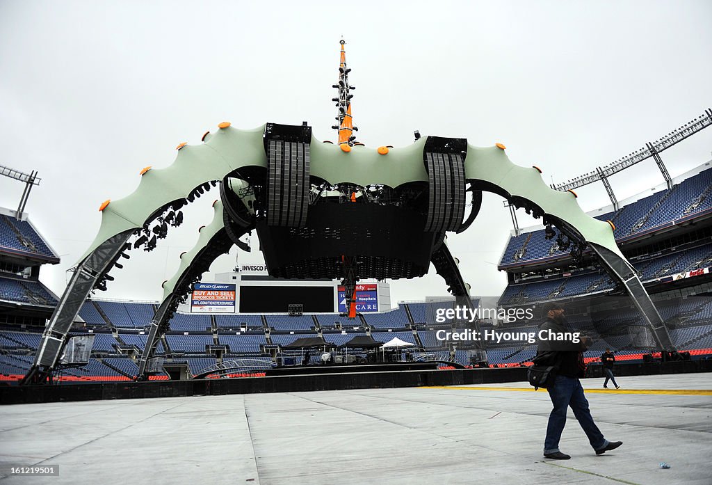 U2 360 TOUR crews are preparing the stage for the concert at Invesco Field at Mile High on Thursday. May 19, 2011. Hyoung Chang/ The Denver Post The massive sound, light and video structure is called "The Claw"