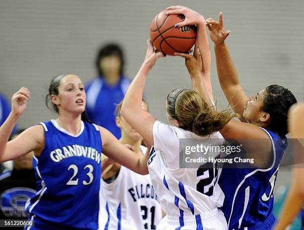 Highlands Ranch Kelsey Wainright , front left, and Grandview Sedia Olsen, right, are fighting for the free ball during quarter final of 5A girls...