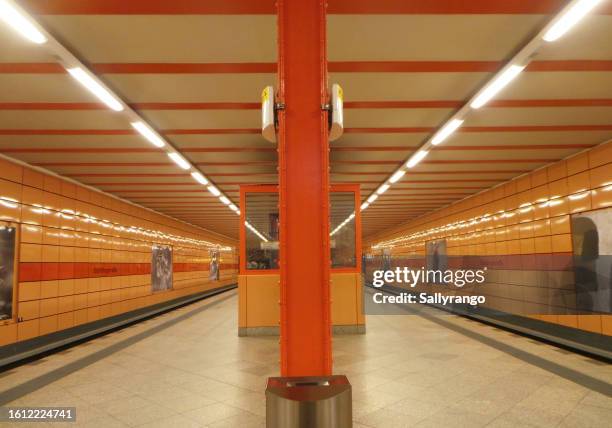 berlin u-bahn subway station - ubahn station stockfoto's en -beelden