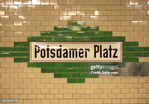 berlin u-bahn subway station - u bahn stock pictures, royalty-free photos & images