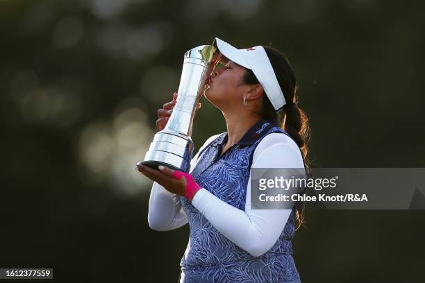 Lilia Vu of the United States kisses the AIG Women's Open trophy on the 18th green on Day Four of the AIG Women's Open at Walton Heath Golf Club on...