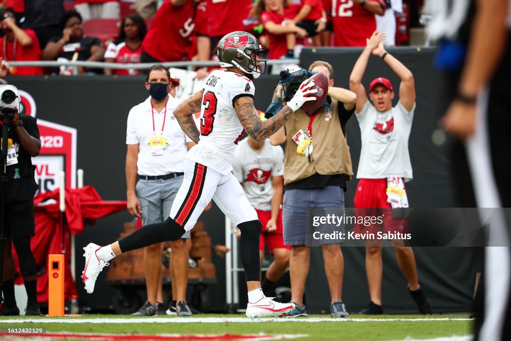 Tb Score Mike Evans of the Tampa Bay Buccaneers scores a touchdown during an ...