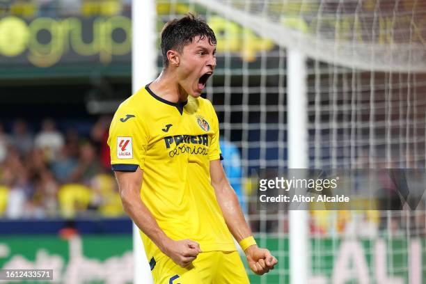 Jorge Cuenca of Villarreal celebrates after scoring the team's first goal during the LaLiga EA Sports match between Villarreal CF and Real Betis at...