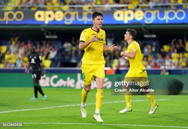 Jorge Cuenca of Villarreal celebrates after scoring the team's first goal during the LaLiga EA Sports match between Villarreal CF and Real Betis at...