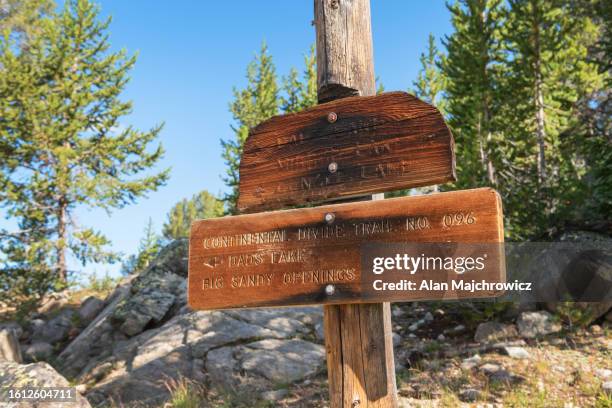 continental divide trail sign wind river range - continental divide stock pictures, royalty-free photos & images