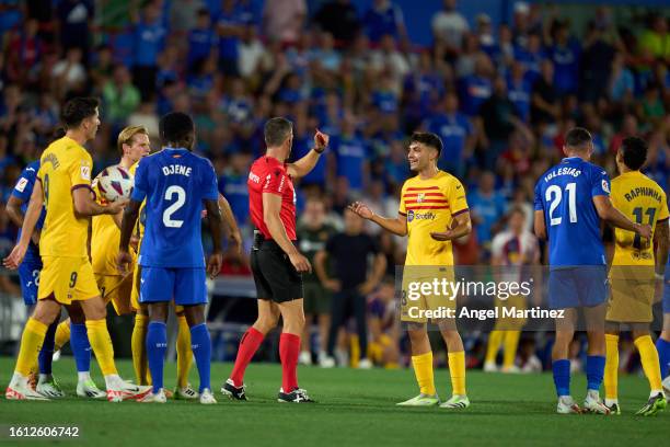 Referee Cesar Soto Grado shows the red card to Raphinha of FC Barcelona during the LaLiga EA Sports match between Getafe CF and FC Barcelona at...