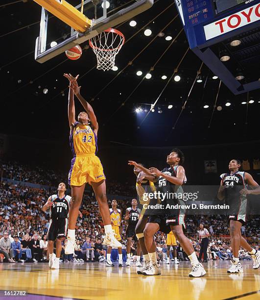 Lisa Leslie of the Los Angeles Sparks shoots a layup during the inaugural WNBA game against the New York Liberty at the Great Western Forum on June...