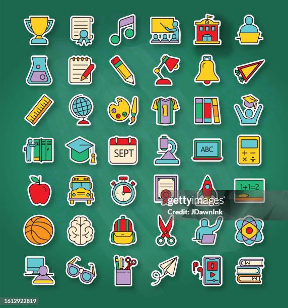 ilustraciones, imágenes clip art, dibujos animados e iconos de stock de conjunto de iconos coloridos de regreso a clases con fondo de pizarra - escuela preescolar