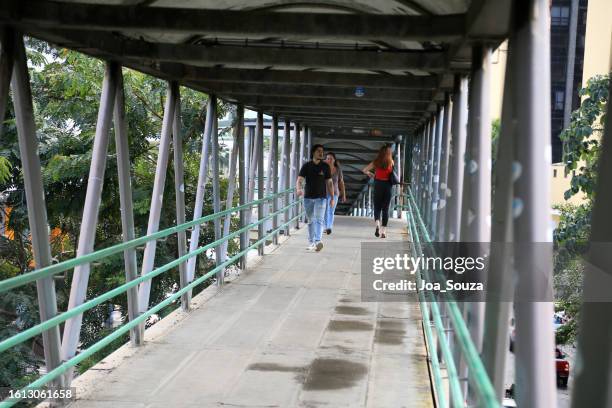 pedestrian walkway - footbridge stock pictures, royalty-free photos & images