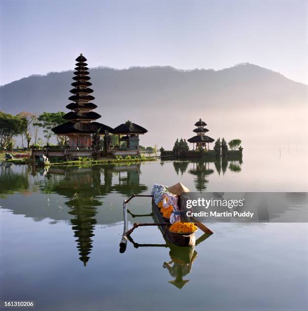 bali, pura ulun danu bratan temple - indonesien stock-fotos und bilder