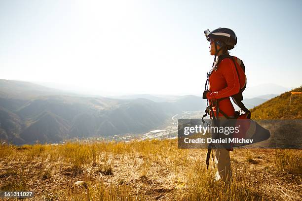 girl getting ready to fly at sunrise. - paragliding stockfoto's en -beelden