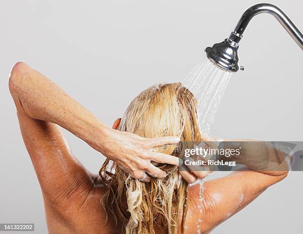 femme dans la douche - femme shampoing photos et images de collection