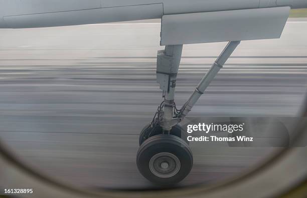 plane landing, detail - landing gear stock pictures, royalty-free photos & images