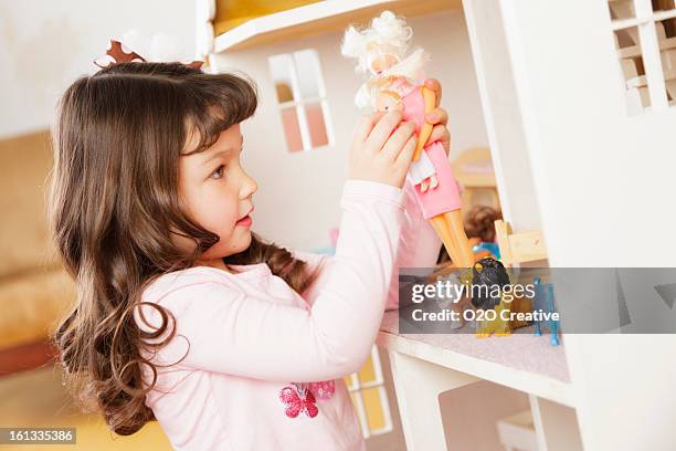 little girl with dollhouse - pop stockfoto's en -beelden