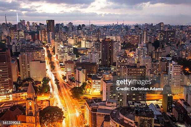 sao paolo city lights at dusk - lateinamerika stock-fotos und bilder
