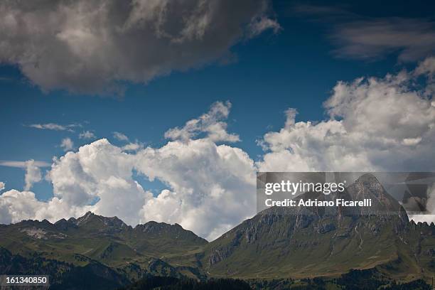 green mountains - adriano ficarelli stockfoto's en -beelden