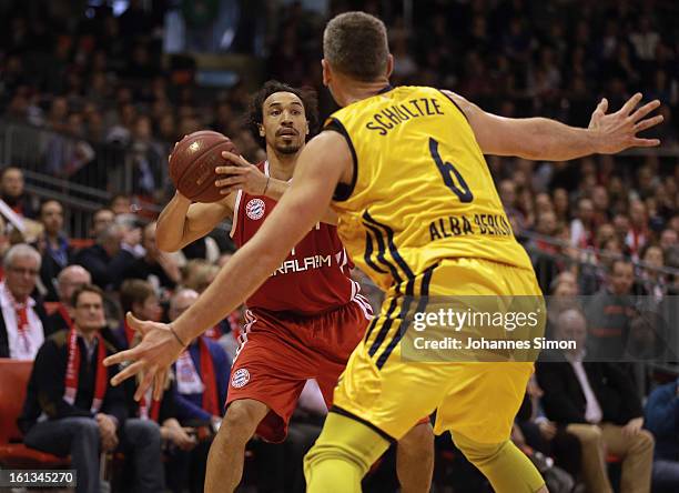 Demomd Greene of Muenchen and Sven Schultze of Berlin fight for the ball during the Beko Basketball match between FC Bayern Muenchen and Alba Berlin...