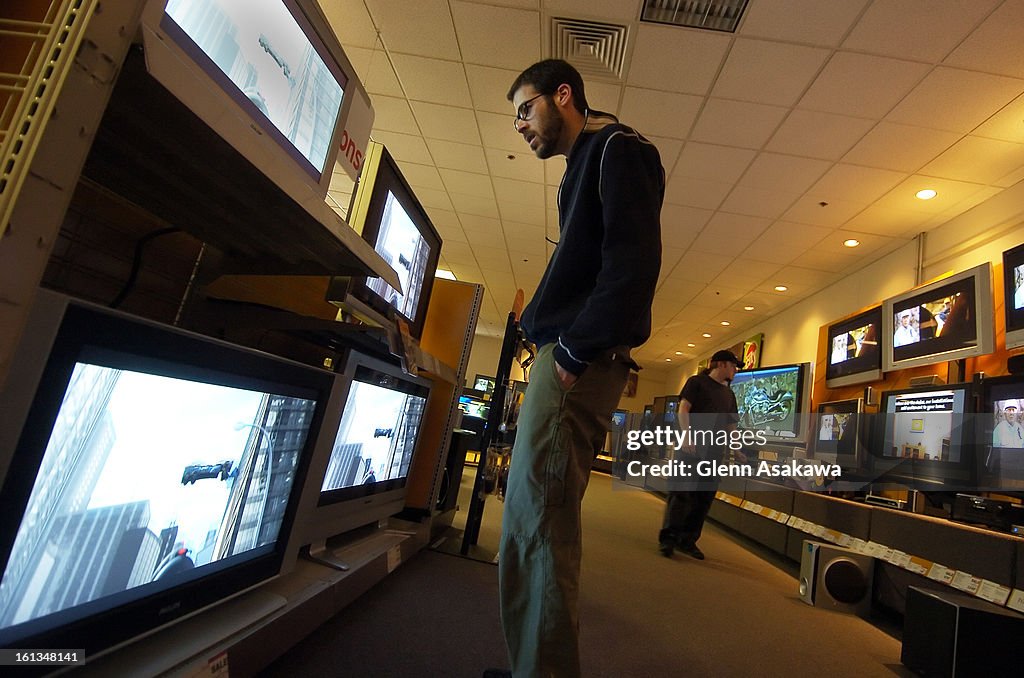 WESTMINSTER, COLORADO--APRIL 27, 2006--Brian <cq> Soper <cq> , 32, of Westminster, looks over plasma televisions in the widescreen television display area at Circuit City on a recent afternoon. (DENVER POST STAFF PHOTO BY GLENN ASAKAWA).