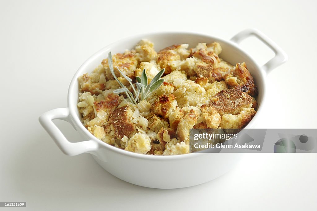 DENVER, COLORADO, NOVEMBER 9, 2006-- Cornbread stuffing for an "Essential" Thanksgiving dinner. Food styling by Daniel Tseng. (DENVER POST STAFF PHOTO BY GLENN ASAKAWA)