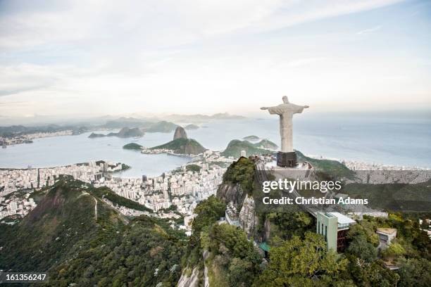 corcovado and rio de janeiro - jesus-christ photos et images de collection