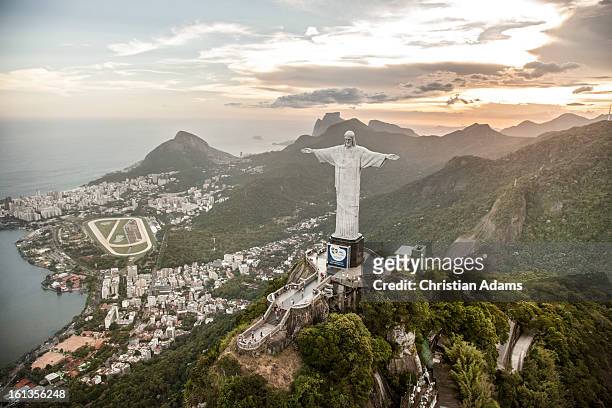 christ the redeemer statue on corcovado - brasilien stock-fotos und bilder