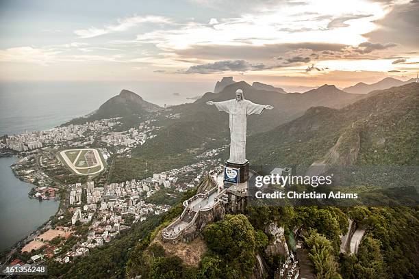christ the redeemer statue on corcovado - brazilië stockfoto's en -beelden
