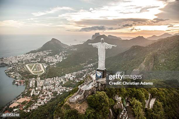 christ the redeemer statue on corcovado - cristo corcovado imagens e fotografias de stock