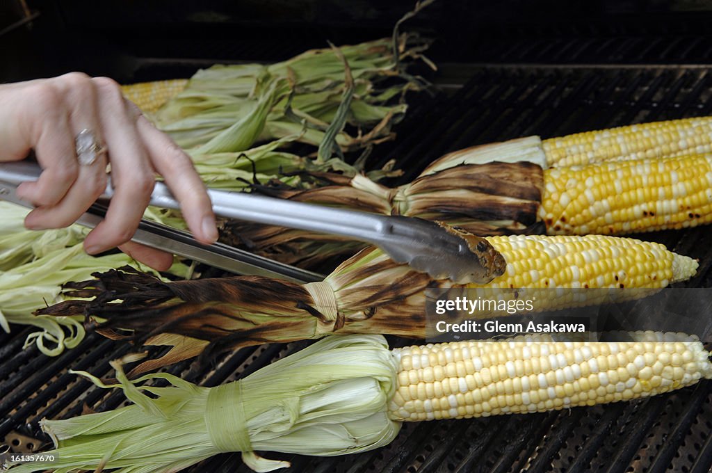 (ga) FD17KITCHEN--LITTLETON, COLORADO--MAY 17, 2007 - Grilling corn for outdoor barbeque food centerpiece. (DENVER POST STAFF PHOTO BY GLENN ASAKAWA)