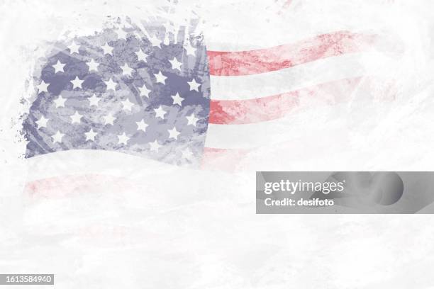 sehr schwaches, verblasstes, schmuddeliges, verschmiertes usa-flaggen-vollrahmendesign über gesprenkeltem alten, verwitterten hintergrund mit einem ungleichmäßigen weißen spritzer auf dem gesamten horizontalen hintergrund in verblassenden farben - blass stock-grafiken, -clipart, -cartoons und -symbole